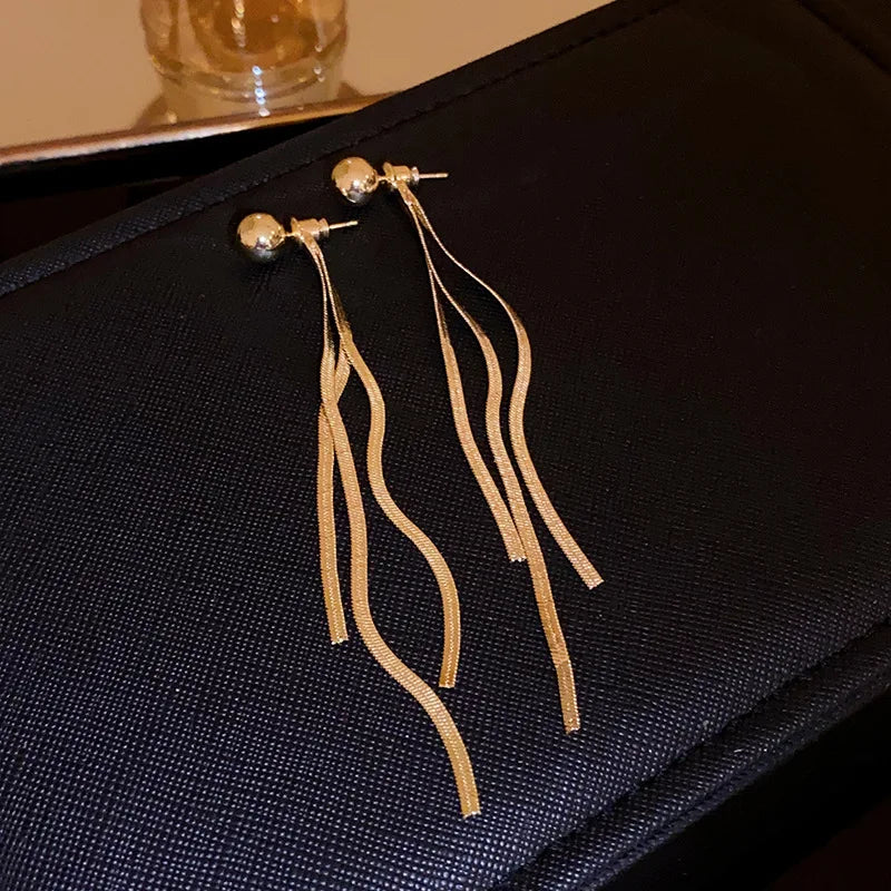 Gold Color Exquisite V-shaped Dangle Earrings Women Fashion Light Luxury Long Chain Fringe Earrings Daily Party Accessories K-